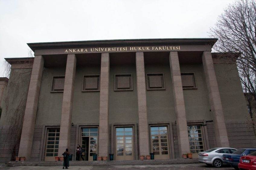 Türkiye’de hukuk eğitimi can çekişiyor: 5 hukuk fakültesinde profesör yok!